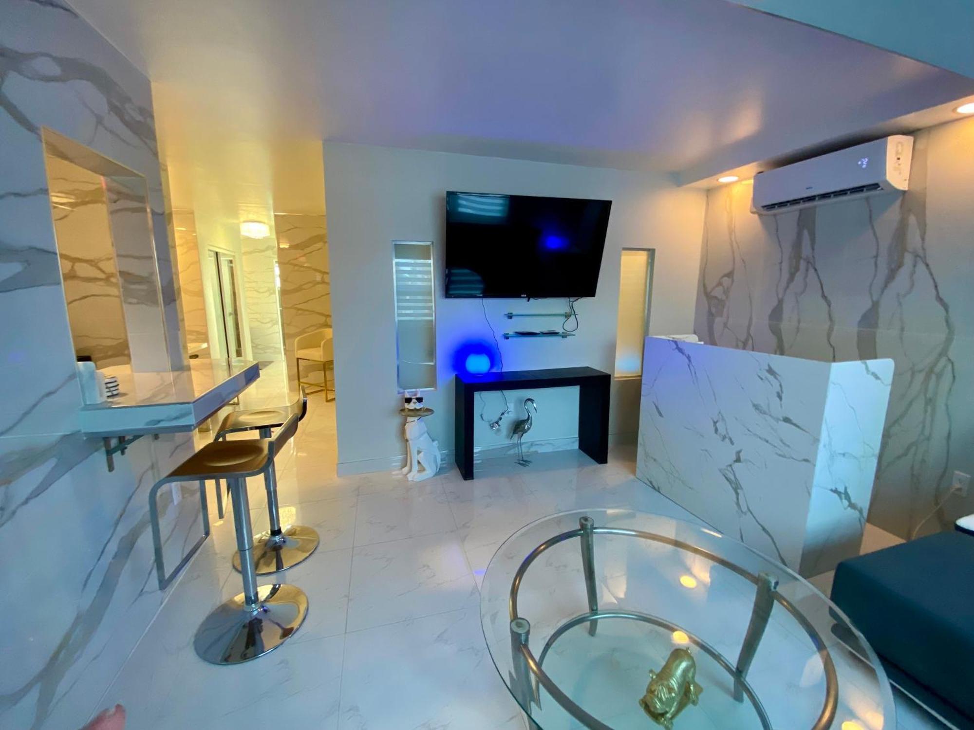 Luxurious Remodeled Direct Waterfront Apartment With Miami Skyline View And Outdoor Terrace Free Parking 5Min Drive To Майами-Бич Экстерьер фото